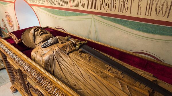 Гробница со скульптурным образом Ильи Муромца и частицей его мощей в Спасо-Преображенском монастыре в Муроме