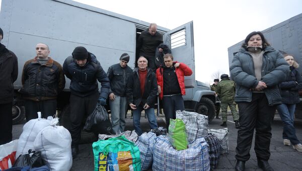 Военнопленные из Украины во время обмена пленными в Донецкой области. 27 декабря 2017