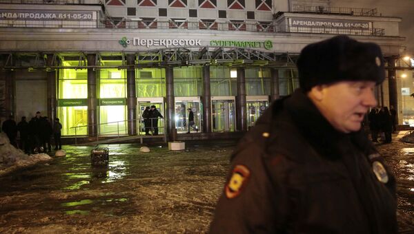 Полицейский рядом с супермаркетом Перекресток, где прогремел взрыв, Санкт-Петербург. 27 декабря 2017