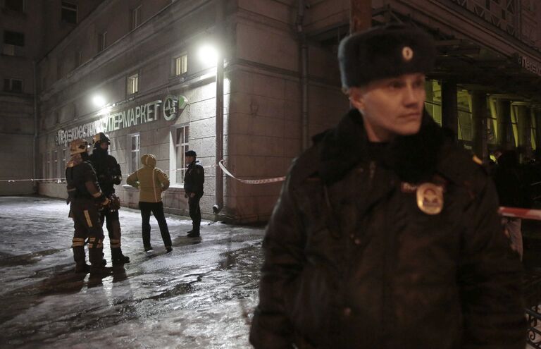Сотрудники МЧС и полиции около супермаркета Перекресток в Санкт-Петербурге, где произошел взрыв. 27 декабря 2017 Сотрудники МЧС и полиции около супермаркета Перекресток в Санкт-Петербурге, где произошел взрыв. 27 декабря 2017