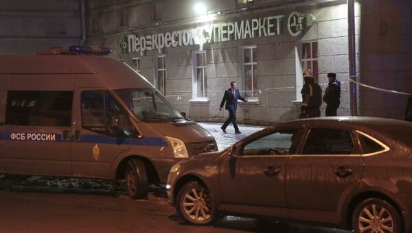 Автомобиль ФСБ около супермаркета Перекресток в Санкт-Петербурге, где произошел взрыв. 27 декабря 2017