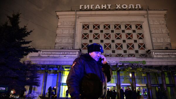 Сотрудник полиции у входа в магазин Перекресток в Санкт-Петербурге, где произошел взрыв. 27 декабря 2017