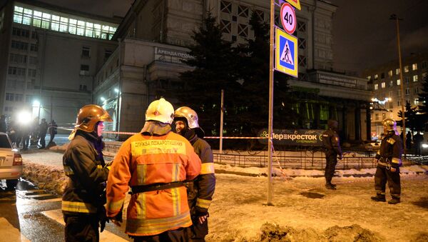 Сотрудники полиции и МЧС у входа в магазин Перекресток в Санкт-Петербурге, где произошел взрыв. 27 декабря 2017