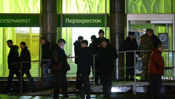 Сотрудники полиции у входа в магазин Перекресток в Санкт-Петербурге, где произошел взрыв. 27 декабря 2017
