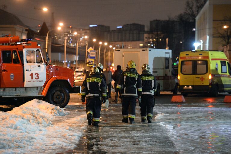 Сотрудники МЧС у входа в магазин Перекресток в Санкт-Петербурге, где произошел взрыв. 27 декабря 2017