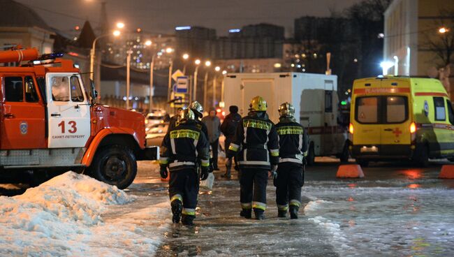 Сотрудники МЧС у входа в магазин Перекресток в Санкт-Петербурге, где произошел взрыв. 27 декабря 2017