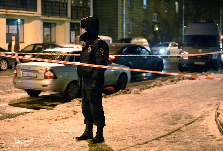Сотрудник полиции у входа в магазин Перекресток в Санкт-Петербурге, где произошел взрыв. 27 декабря 2017 Сотрудник полиции у входа в магазин Перекресток в Санкт-Петербурге, где произошел взрыв. 27 декабря 2017