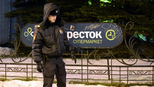 Сотрудник полиции у входа в магазин Перекресток в Санкт-Петербурге, где произошел взрыв. 27 декабря 2017