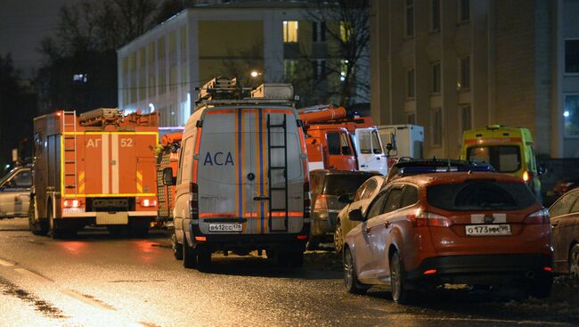 Спецавтомобили у входа в магазин Перекресток в Санкт-Петербурге, где произошел взрыв. 27 декабря 2017