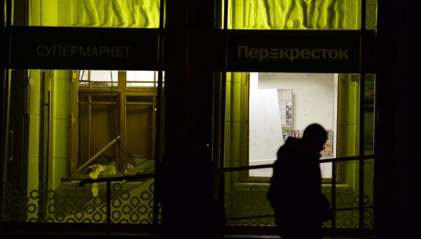 Разбитые стекла в магазине Перекресток в Санкт-Петербурге, где произошел взрыв. Архивное фото