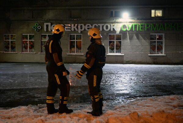 Сотрудники МЧС у входа в магазин Перекресток в Санкт-Петербурге, где произошел взрыв. 27 декабря 2017