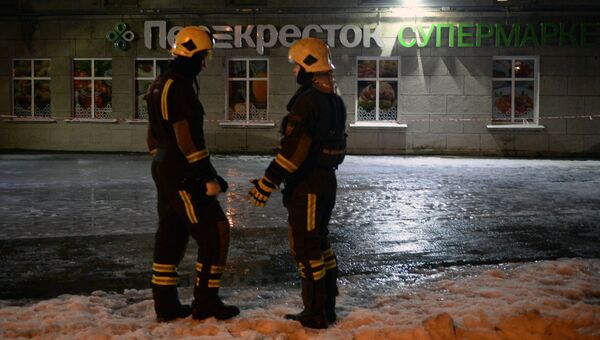 Сотрудники МЧС около супермаркета Перекресток в Санкт-Петербурге, где произошел взрыв. 27 декабря 2017
