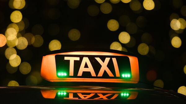 Знак такси на автомобиле на Никольской улице в Москве