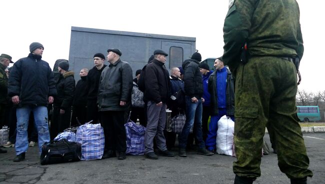 Украинские пленные во время обмена пленными между ЛНР и ДНР и Киевом между поселками Майорск и Горловка. 27 декабря 2017