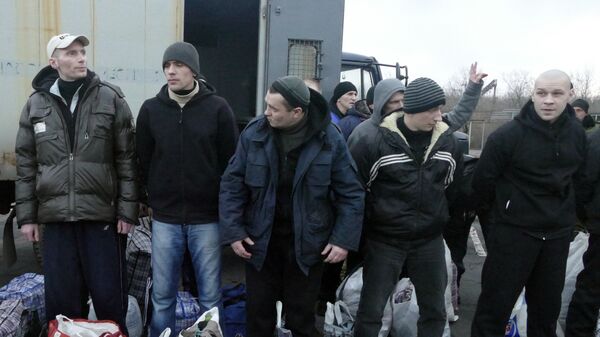 Украинские пленные во время обмена пленными между ЛНР и ДНР и Киевом между поселками Майорск и Горловка. 27 декабря 2017