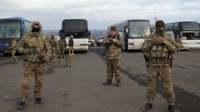 Украинские военнослужащие во время обмена пленными между ЛНР и ДНР и Киевом между поселками Майорск и Горловка. 27 декабря 2017