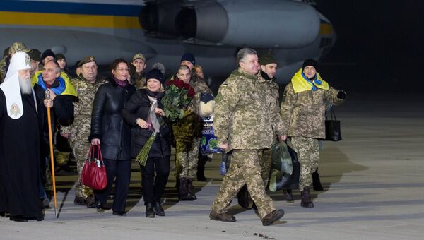 Президент Украины Петр Порошенко во время встречи украинских военнопленных, переданных в результате обмена представителями ДНР и ЛНР, в аэропорту Борисполь. Архивное фото