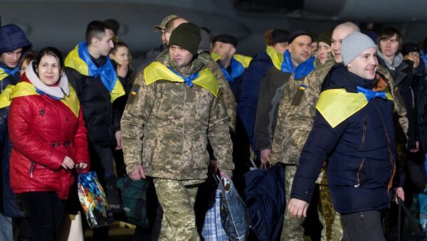 Украинские военнопленные, переданные в результате обмена между представителями Киева и Донецкой и Луганской народных республик, в аэропорту Борисполь