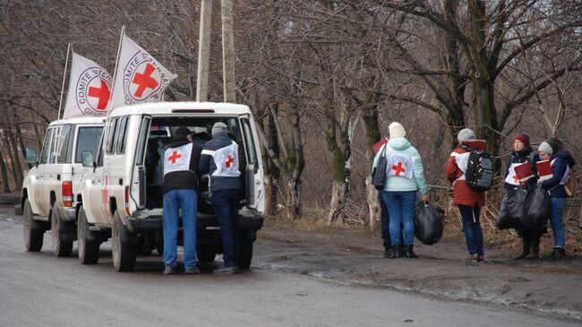Представители Красного Креста во время обмена пленными между ЛНР и ДНР и Киевом между поселками Майорск и Горловка. 27 декабря 2017