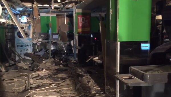 Последствия взрыва в супермаркете Санкт-Петербурга, где произошел теракт