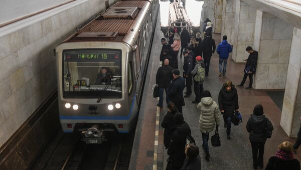 Пассажиры на одной из станций московского метро. Архивное фото
