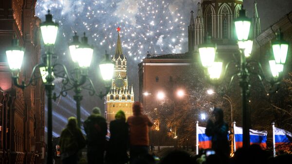 Жители Москвы и туристы во время празднования Нового года в Москве. Архивное фото