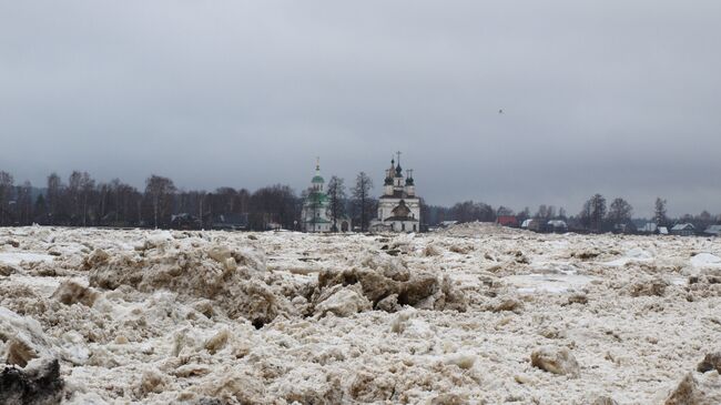 Ледяные торосы на набережной реки Сухоны в Великом Устюге