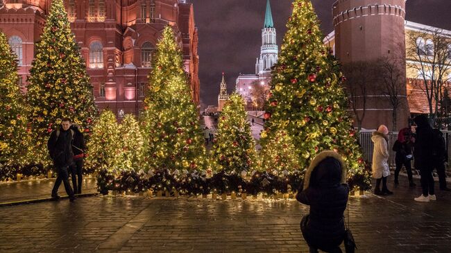 Новогодняя иллюминация на Манежной площади. Архивное фото