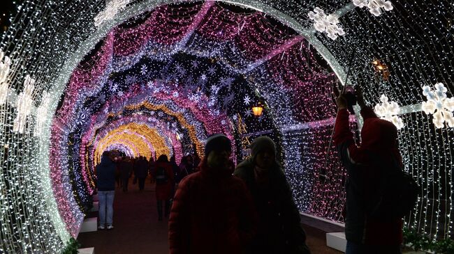 Прохожие на Тверском бульваре в Москве