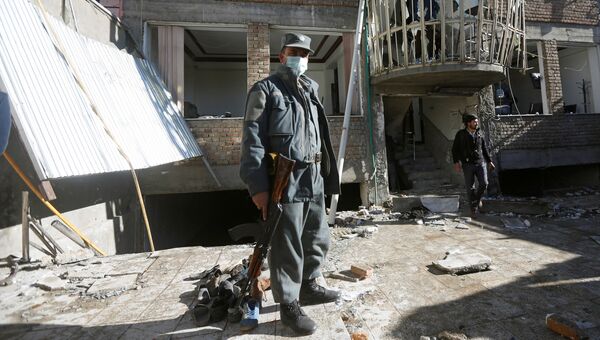 Полицейский рядом с местом нападения террористов-смертников в Кабуле, Афганистан. 28 декабря 2017