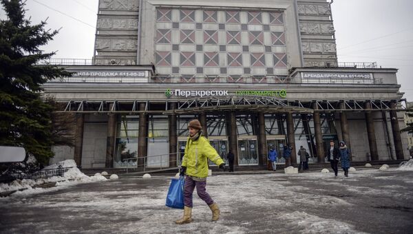Прохожие у магазина Перекресток в Санкт-Петербурге, где накануне произошел взрыв. 28 декабря 2017