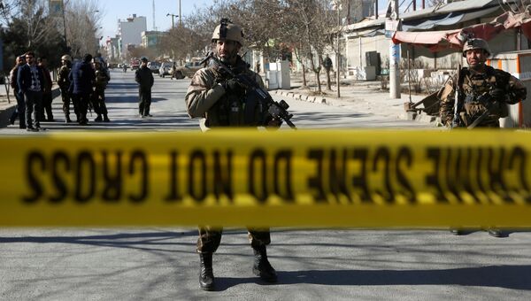 Афганские силы безопасности рядом с местом нападения террористов-смертников в Кабуле, Афганистан. 28 декабря 2017