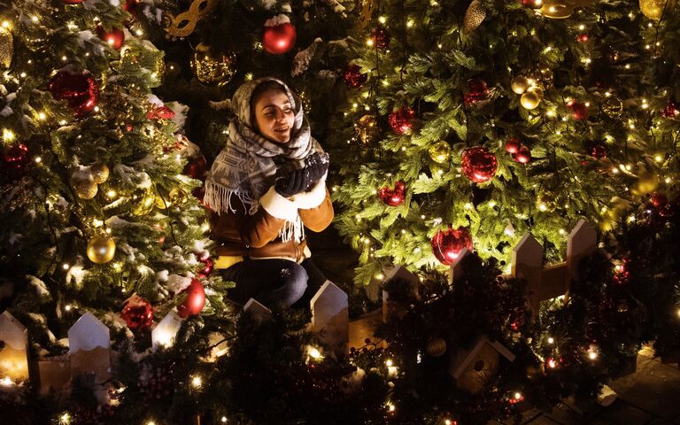 Девушка среди новогодних декораций в центре Москвы