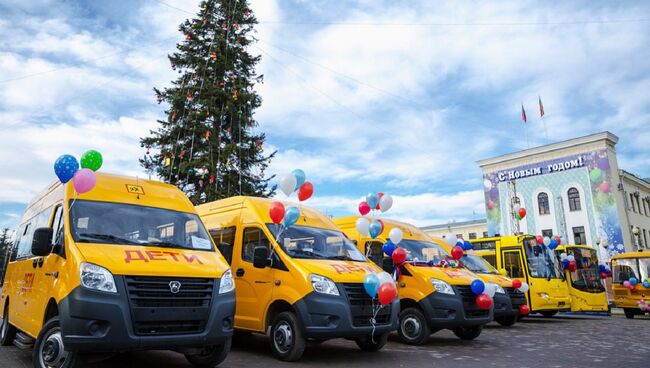 В КЧР вручили ключи от 40 школьных автобусов и автомобилей  скорой помощи