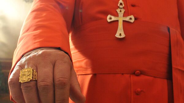 Крест на рясе кардинала