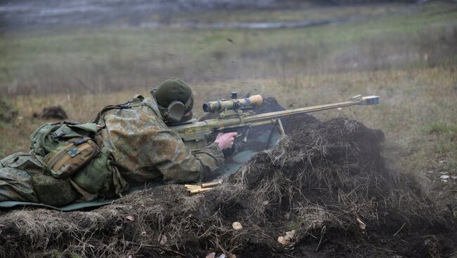 Военнослужащий во время тактических занятий с боевой стрельбой. Архивное фото