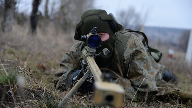 Военнослужащий во время тактических занятий с боевой стрельбой снайперских пар