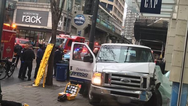 Маршрутное такси врезалось в здание магазина Gap в центре Сиэтла. 28.12.2017