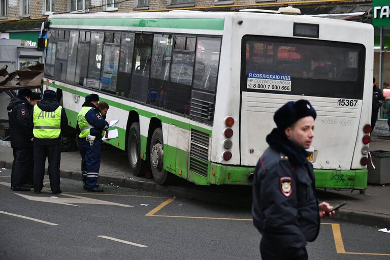 Сотрудники правоохранительных органов у пассажирского автобуса, въехавшего в остановку на Сходненской улице в Москве. 29 декабря 2017