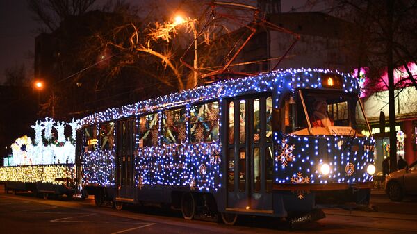 Новогодний трамвай, украшенный яркими светодиодными огнями, в Москве