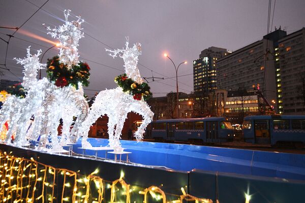 Новогодняя инсталляция, украшенная яркими светодиодными огнями, в Москве
