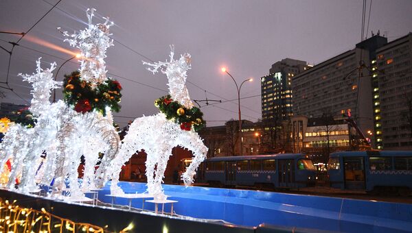 Новогодняя инсталляция, украшенная яркими светодиодными огнями, в Москве. Архивное фото