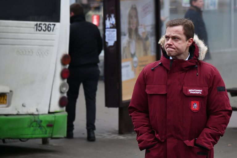 Заместитель мэра Москвы Максим Ликсутов на месте, где пассажирский автобус въехал в остановку на Сходненской улице в Москве. 29 декабря 2017