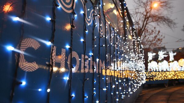 Новогодний трамвай, украшенный яркими светодиодными огнями, в Москве