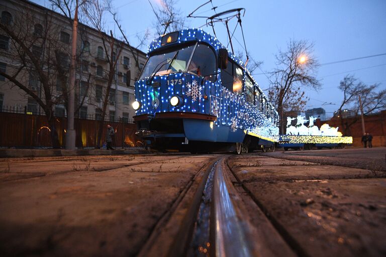 Новогодний трамвай, украшенный яркими светодиодными огнями, в Москве