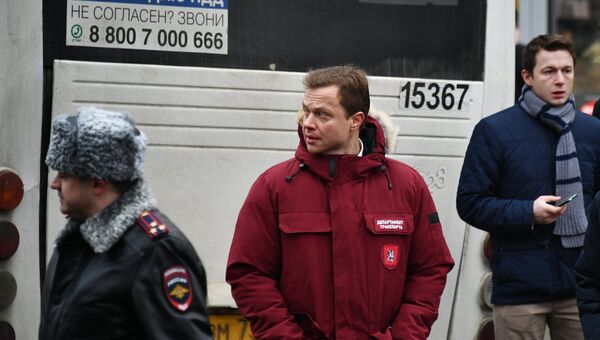 Заместитель мэра Москвы Максим Ликсутов на месте, где пассажирский автобус въехал в остановку на Сходненской улице в Москве. 29 декабря 2017