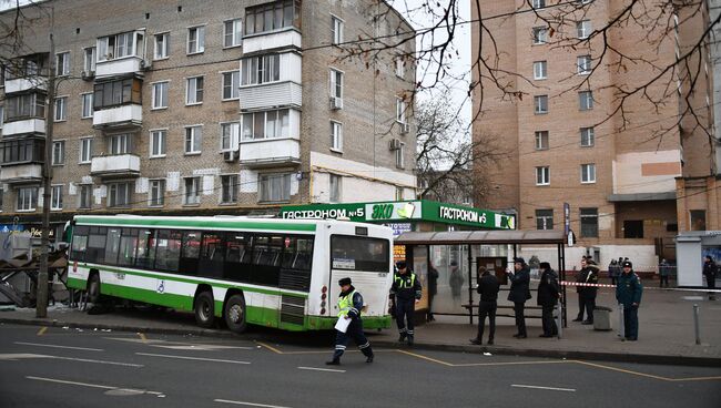 Сотрудники правоохранительных органов у пассажирского автобуса, въехавшего в остановку на Сходненской улице в Москве. 29 декабря 2017