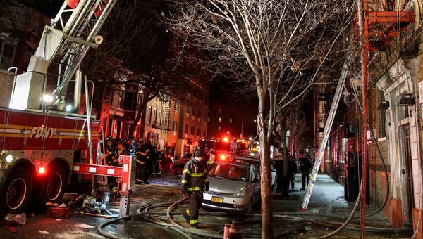 Сотрудники пожарной службы Нью-ЙорфСотрудники пожарной службы Нью-Йорка на месте пожара в Бронксе. 28 декабря 2017ка на месте пожара в Бронксе