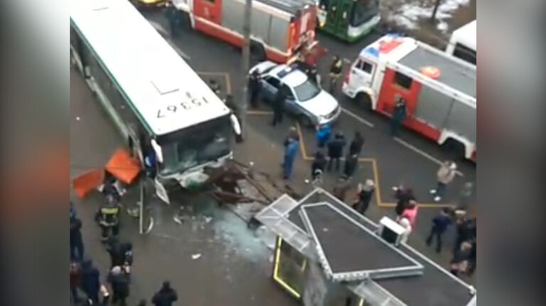 LIVE: Ситуация у станции метро Сходненская, где автобус сбил людей
