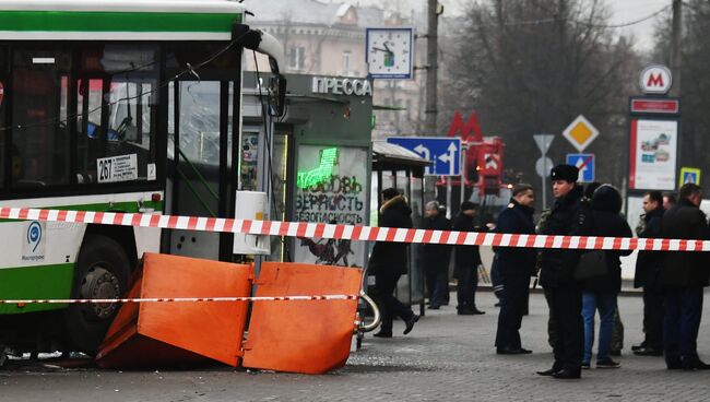 Сотрудники правоохранительных органов у пассажирского автобуса, въехавшего в остановку на Сходненской улице в Москве. 29 декабря 2017